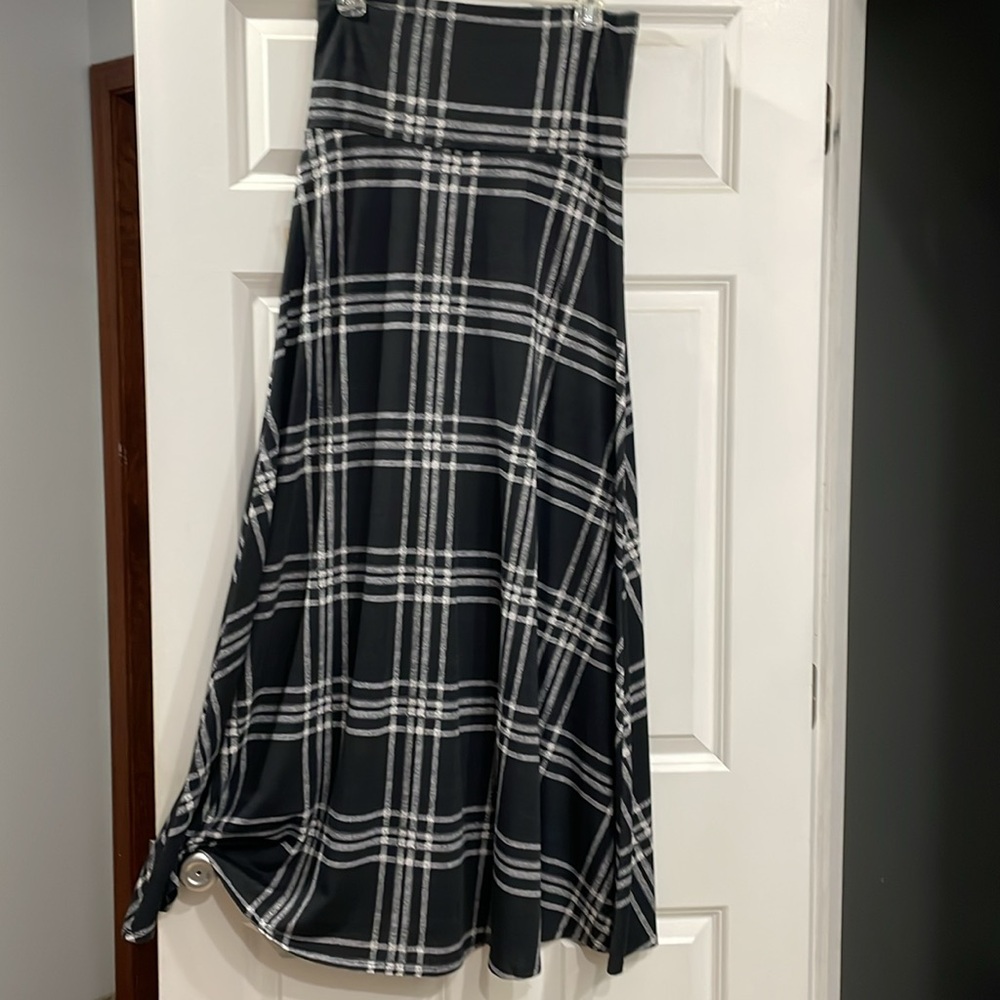 NWT LuLaRoe Maxi skirt size Med. Black with white.